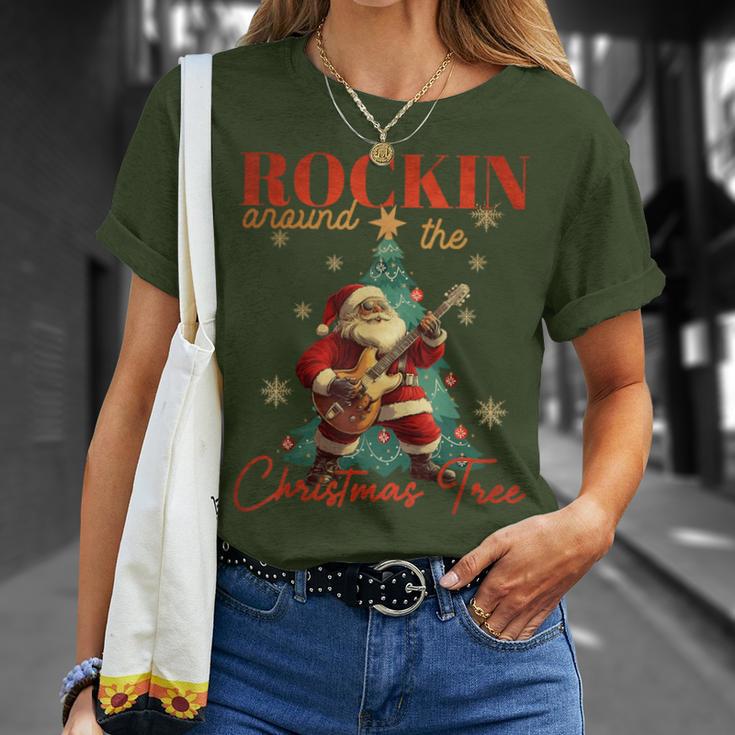 Rocking Around The Christmas Tree Santa Rock And Roll Guitar T-Shirt Geschenke für Sie