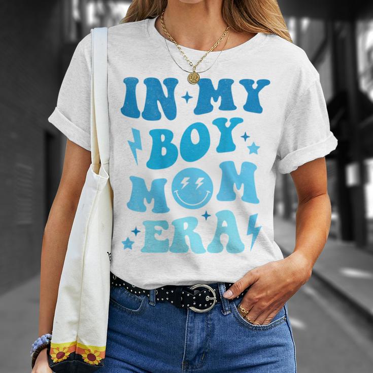 In My Boy Mom Era On Back T-Shirt Geschenke für Sie