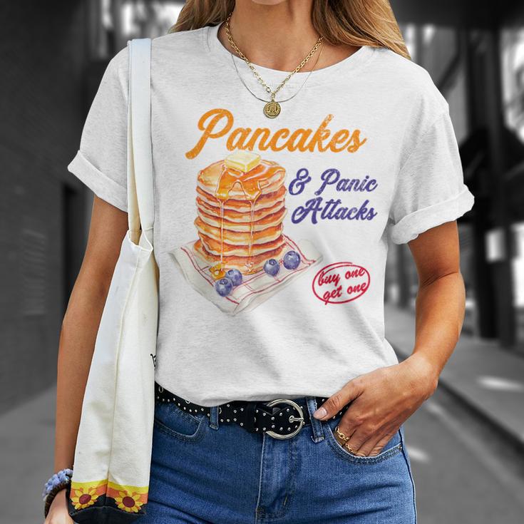 Graphic With Pancakes And Panic Attacks For Girls And Women T-Shirt Geschenke für Sie