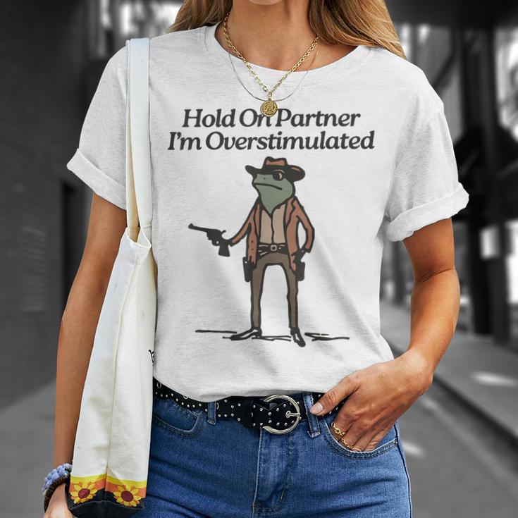 Hold On Partner I'm Overstimulated Cowboy Frogintage Gray T-Shirt Geschenke für Sie