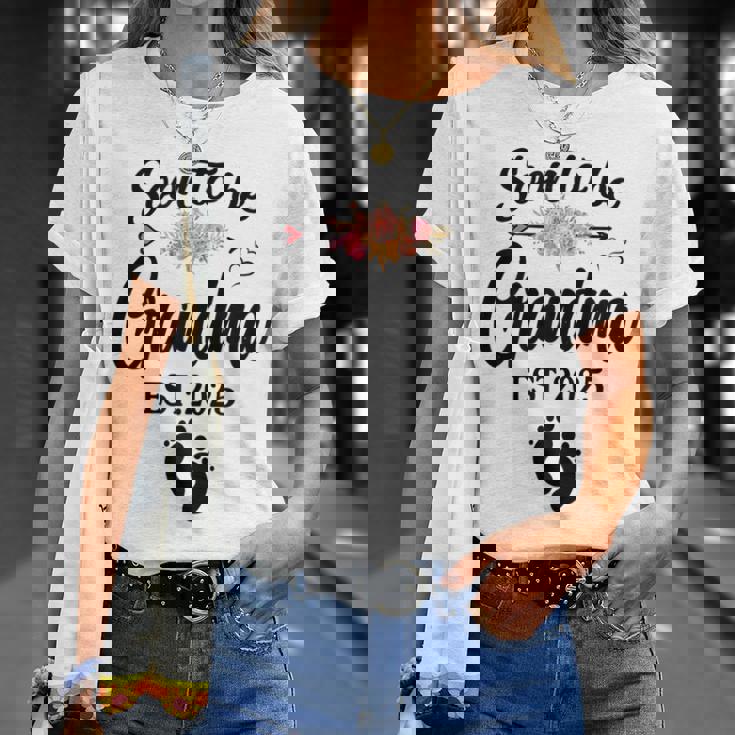Soon To Be Grandma 2025 Mother's Day For New Grandma T-Shirt Gifts for Her