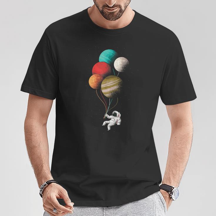 Astronaut With Planets Balloons In Space Women's T-Shirt Lustige Geschenke