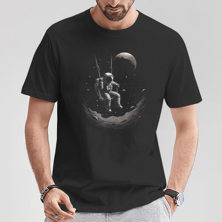 Astronaut Sitting On A Swing In Space Stars Moon T-Shirt Lustige Geschenke