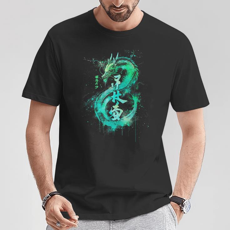 Green Flying Japanese Dragon With Kanji Lettering T-Shirt Lustige Geschenke