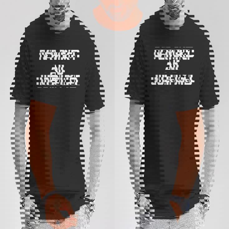 Overworked & Underfucked Lustig Spruch Sarkastische Arbeit T-Shirt Lustige Geschenke