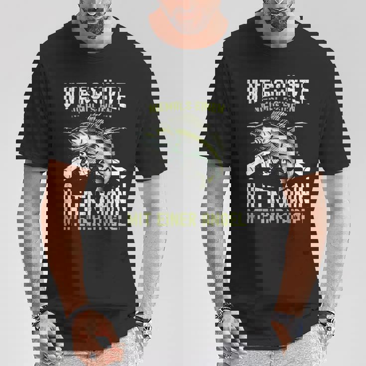 Unterschätze Niemals Einen Alten Mann Mit Einer Angel T-Shirt Lustige Geschenke