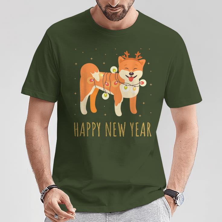 Happy Shiba Dog Celebrates New Year's Eve In Christmas Lights T-Shirt Lustige Geschenke