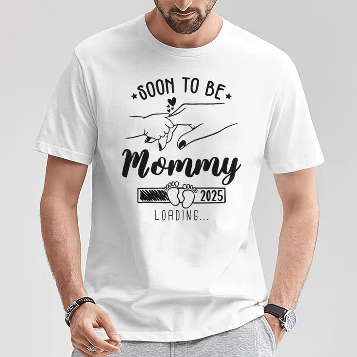 Bald Werde Ich Mama 2025 Mama Est 2025 Loading Wurde Zu Mama Befördert T-Shirt Lustige Geschenke