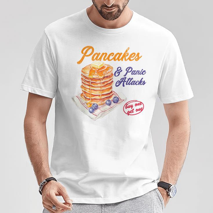 Graphic With Pancakes And Panic Attacks For Girls And Women T-Shirt Lustige Geschenke