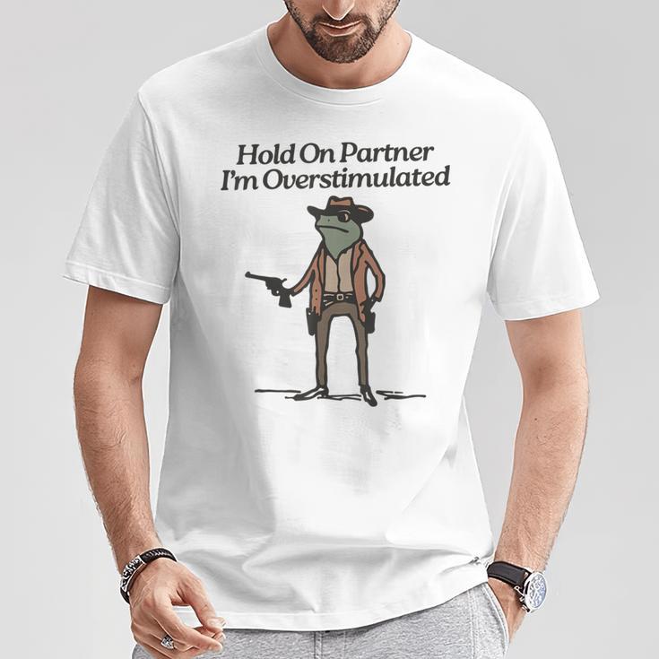 Hold On Partner I'm Overstimulated Cowboy Frogintage Gray T-Shirt Lustige Geschenke