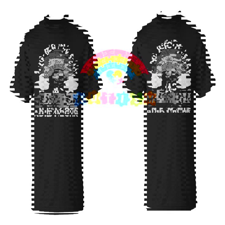 Un Gran Pedazo De Mi Corazón Tiene Autismo Y Él Es Mi Hermano Camiseta unisex