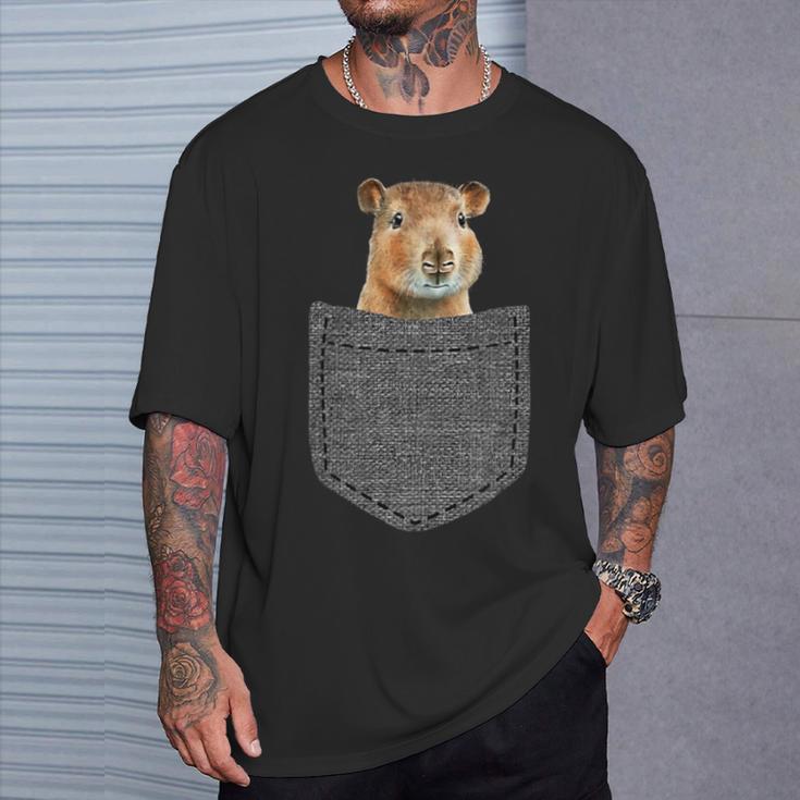 Capybara In Chest Pocket Capybara T-Shirt Geschenke für Ihn