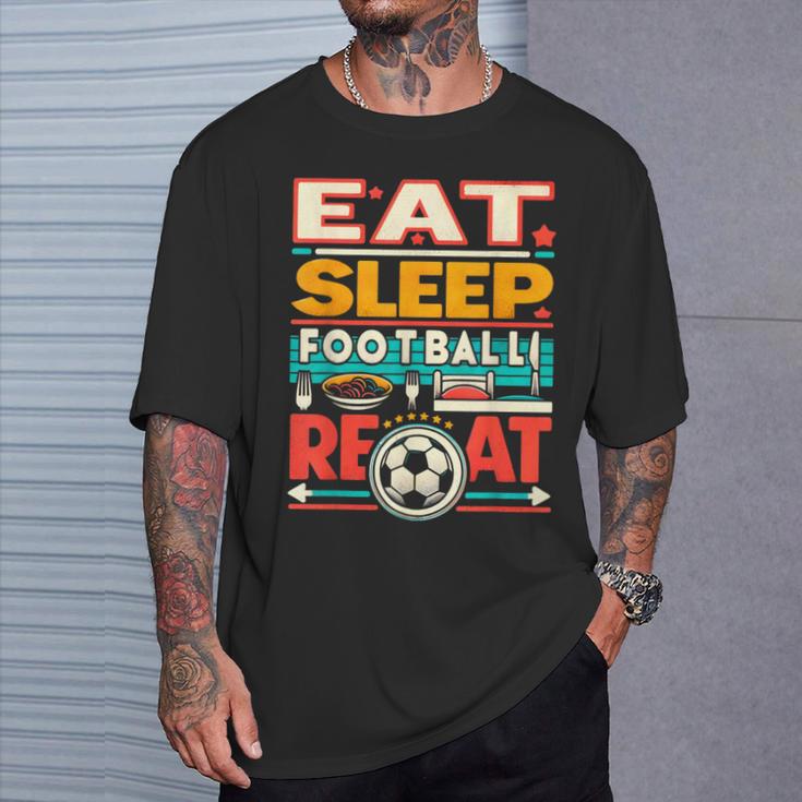 Eat Sleep Football Repeat Divertido Jugador Retro Amante Del Fútbol Camiseta unisex Regalos para él