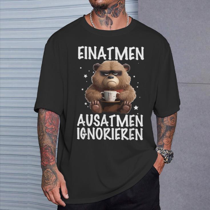 Einatmen Ausatmen Ausatmen Ignoring Bear Coffee Annoyed T-Shirt Geschenke für Ihn