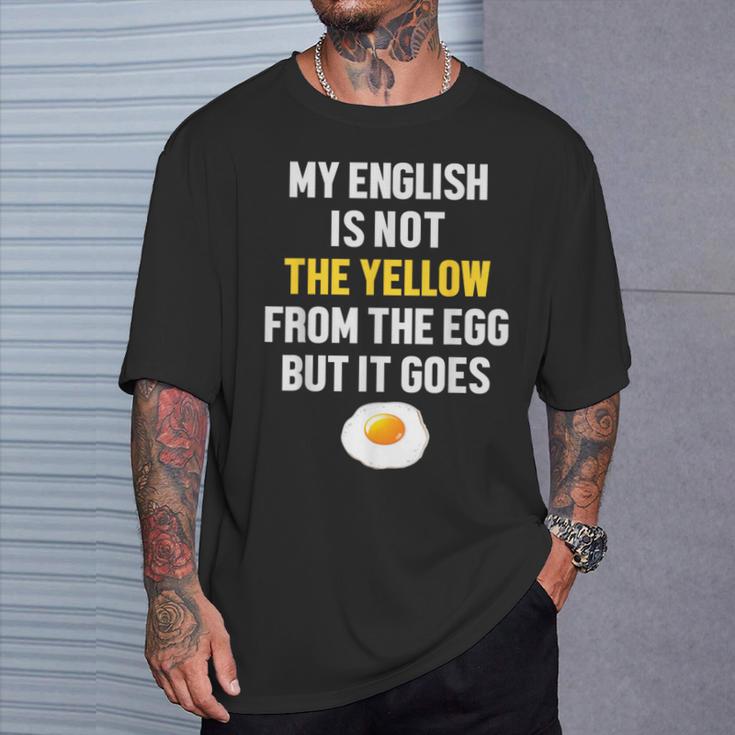 My English Is Not The Yellow From The Egg But It Goes Slogan T-Shirt Geschenke für Ihn