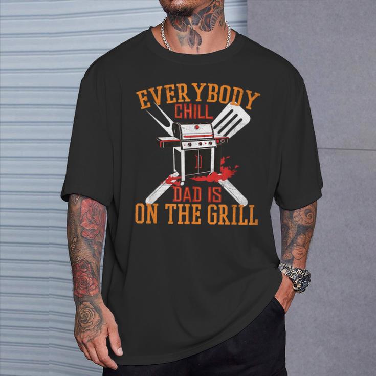 Saying Dad Is On The Grill For Dad On Father's Day T-Shirt Geschenke für Ihn