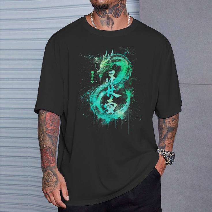 Green Flying Japanese Dragon With Kanji Lettering T-Shirt Geschenke für Ihn