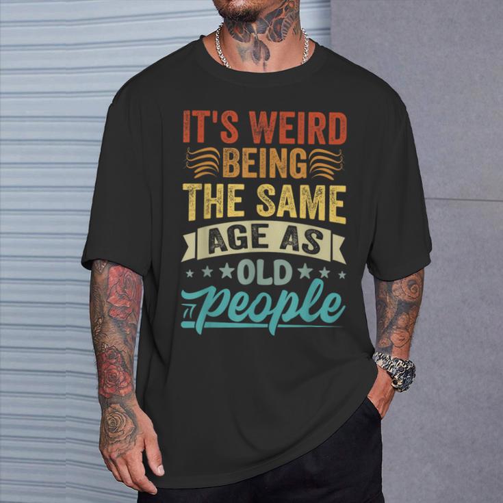 It's Weird Being The Same Age As Old People T-Shirt Geschenke für Ihn