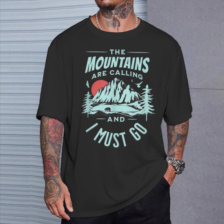 The Mountains Are Calling And I Must Go T-Shirt Geschenke für Ihn