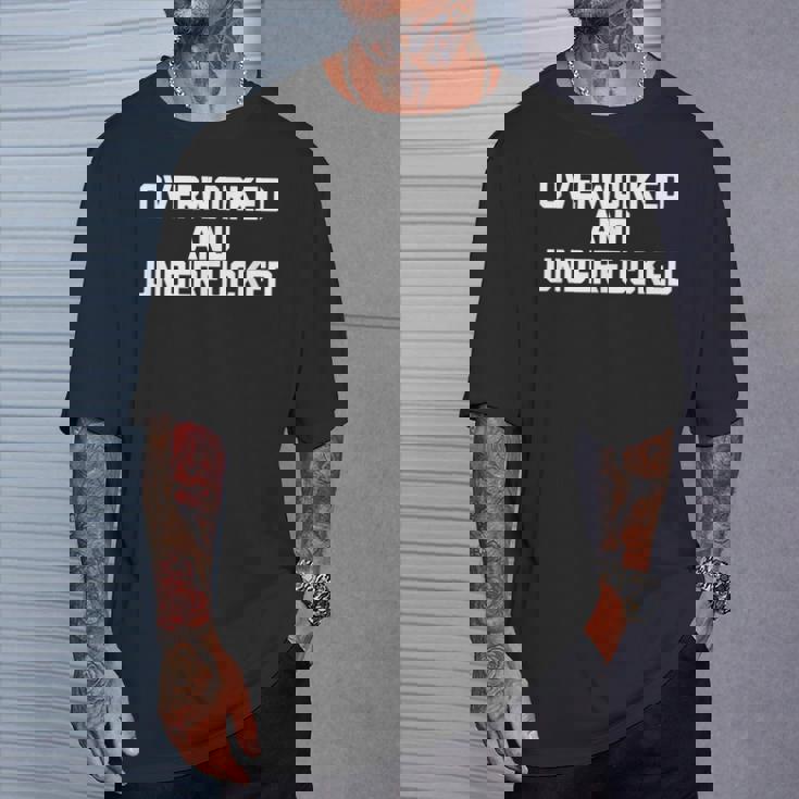 Overworked & Underfucked Lustig Spruch Sarkastische Arbeit T-Shirt Geschenke für Ihn