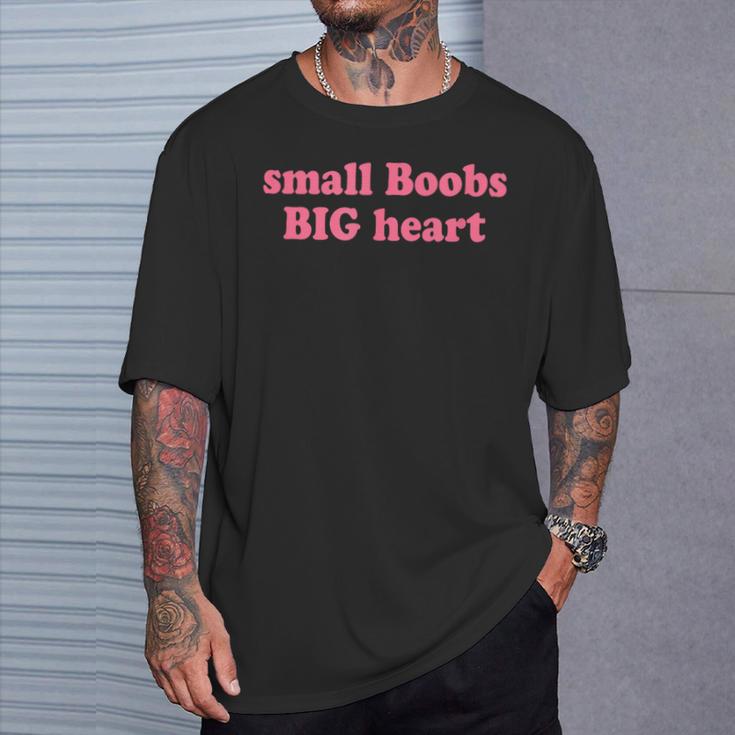 Small Boobs Big Heart Y2k 2000S T-Shirt Geschenke für Ihn