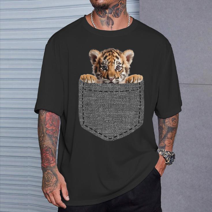 Tiger In Chest Pocket T-Shirt Geschenke für Ihn