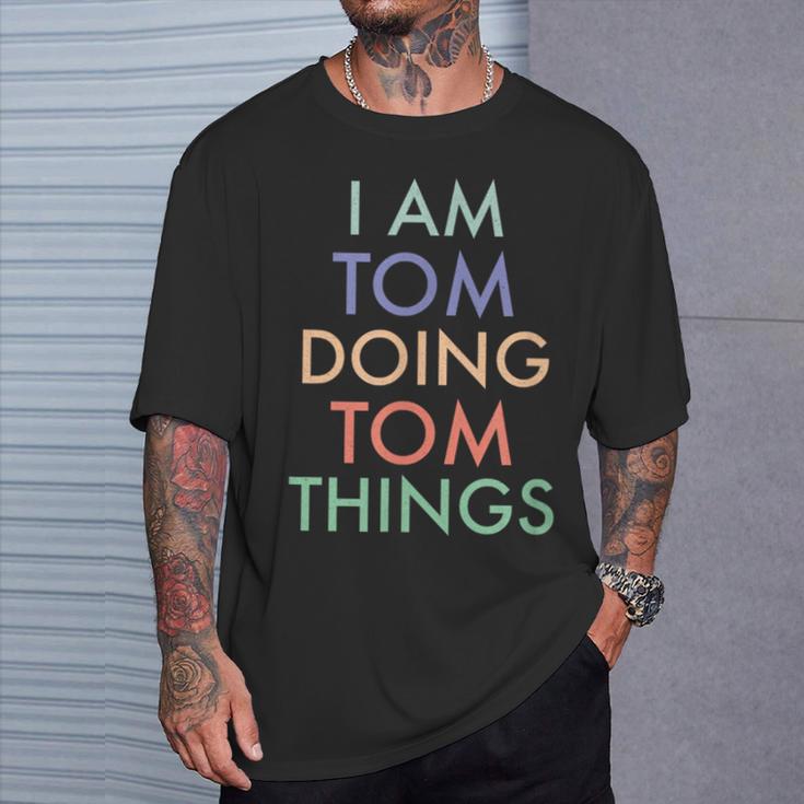 I Am Tom Doing Tom Things Fun Celebration T-Shirt Geschenke für Ihn