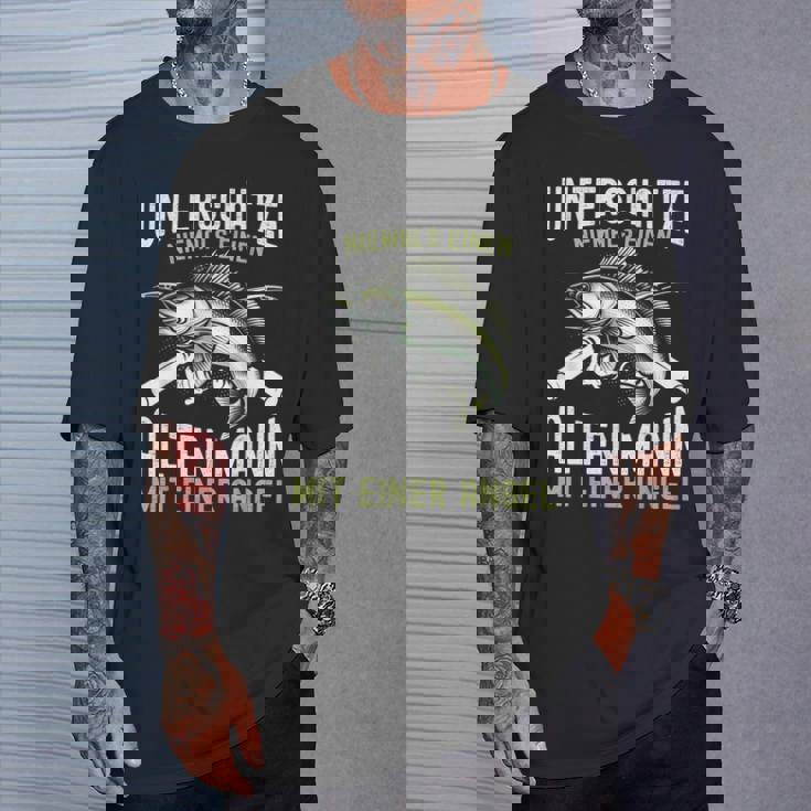 Unterschätze Niemals Einen Alten Mann Mit Einer Angel T-Shirt Geschenke für Ihn