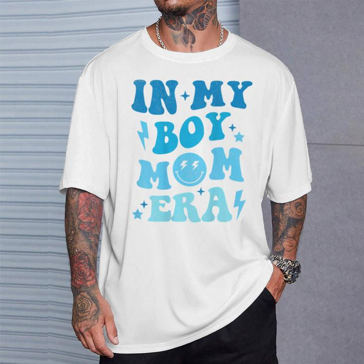 In My Boy Mom Era On Back T-Shirt Geschenke für Ihn