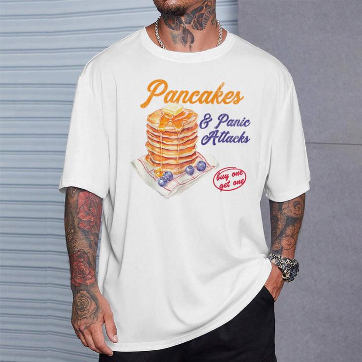 Graphic With Pancakes And Panic Attacks For Girls And Women T-Shirt Geschenke für Ihn