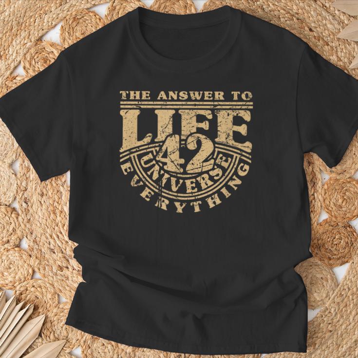 Answer To Life Universe And Everything 42 Is Sense Of Life T-Shirt Geschenke für alte Männer