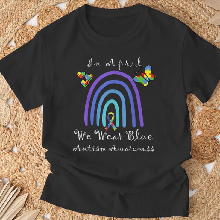 Autism In April We Wear Blue Autism Rainbow Awareness Month Camiseta unisex Regalos para ancianos
