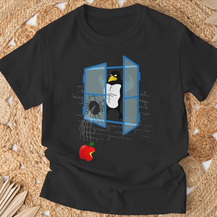 Brawny Linux Penguin Smashed Window With Bitten Apple T-Shirt Geschenke für alte Männer