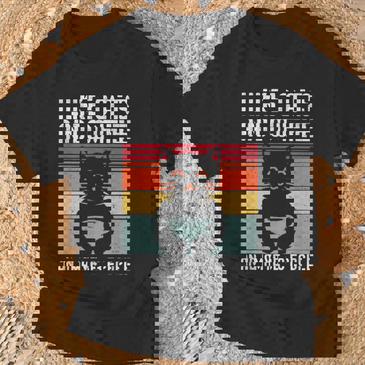 I Like Cats And Coffee And Maybe 3 People Love Cats Camiseta unisex Regalos para ancianos