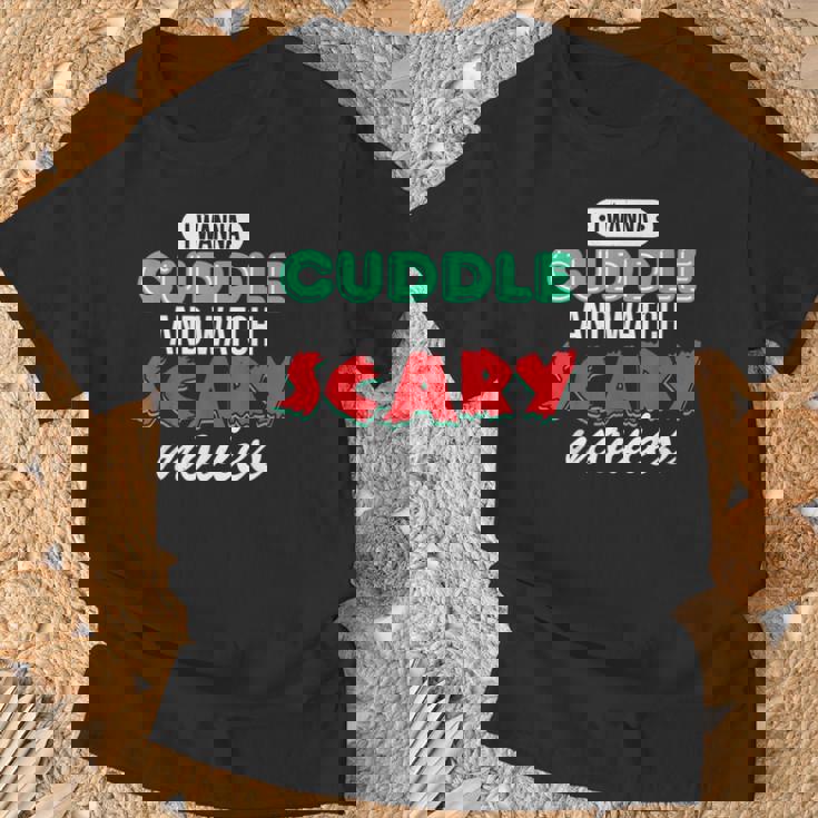 Con Texto I Wanna Cuddle And Watch Scary Movies Love Horror Camiseta unisex Regalos para ancianos