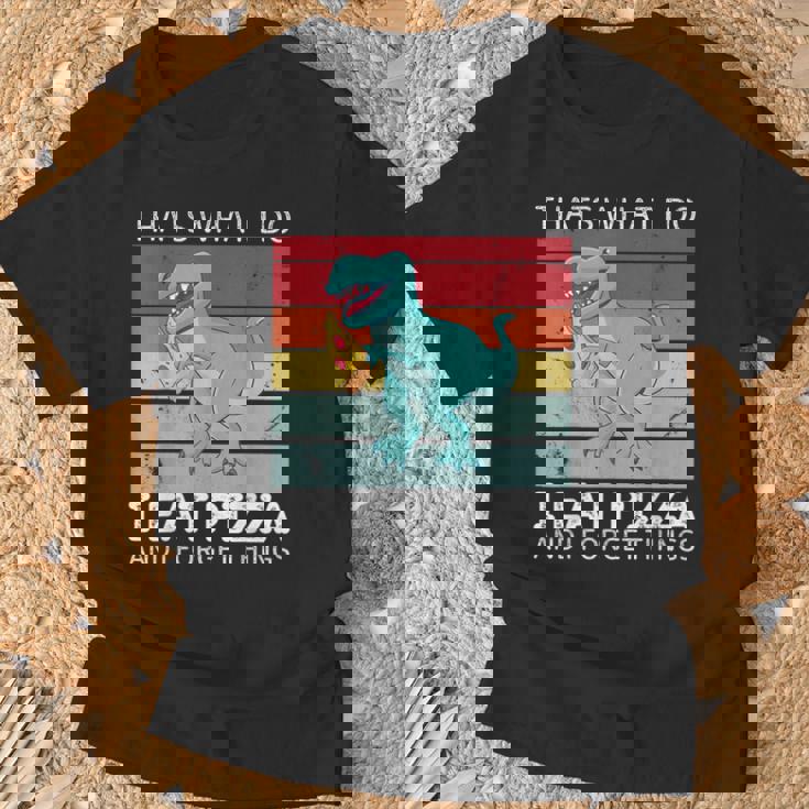 Dinosaurio Retro Con Texto En Inglés Thats What I Do I Eat Pizza And Forget Things Camiseta unisex Regalos para ancianos