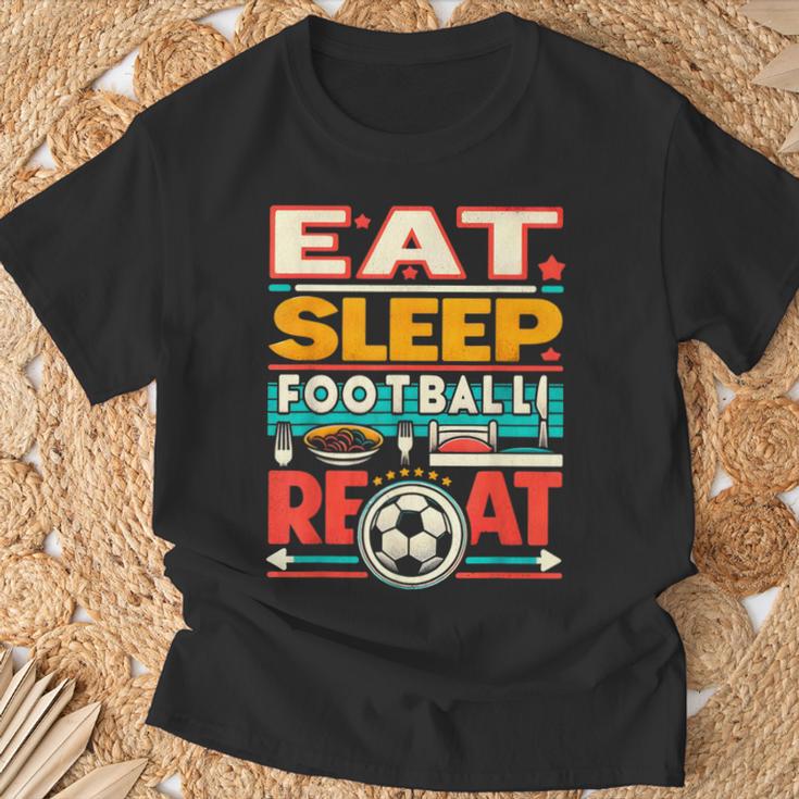 Eat Sleep Football Repeat Divertido Jugador Retro Amante Del Fútbol Camiseta unisex Regalos para ancianos