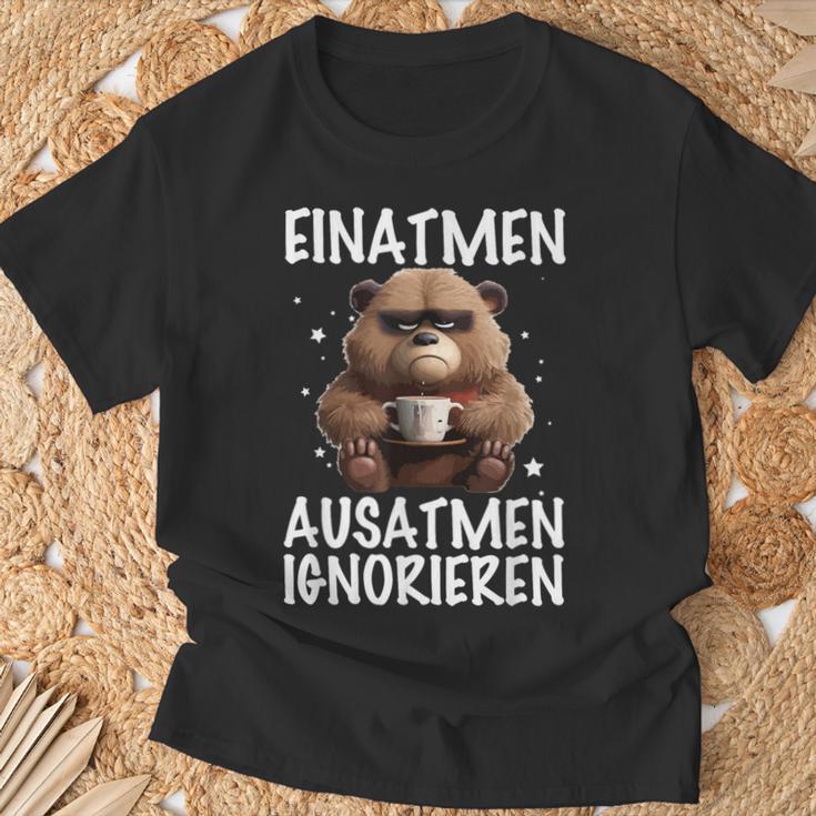 Einatmen Ausatmen Ausatmen Ignoring Bear Coffee Annoyed T-Shirt Geschenke für alte Männer