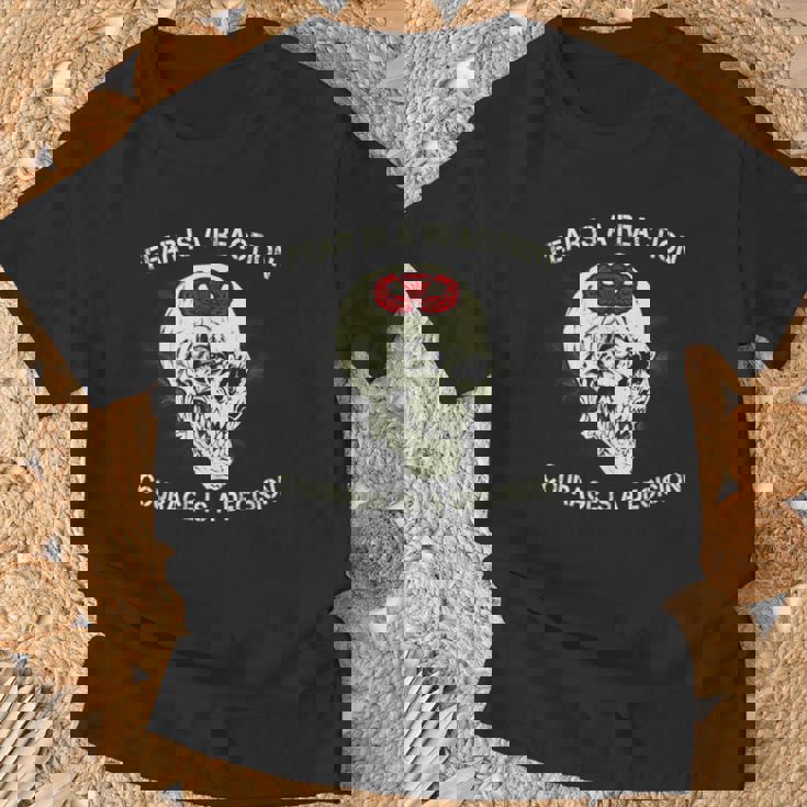 El Miedo Es Una Reacción El Coraje Es Una Decisión Camiseta unisex Regalos para ancianos