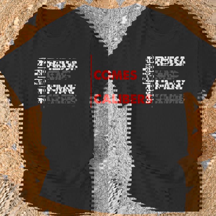 La Libertadiene En Muchos Calibres Propietario De Armas Amante De Las Armas Camiseta unisex Regalos para ancianos