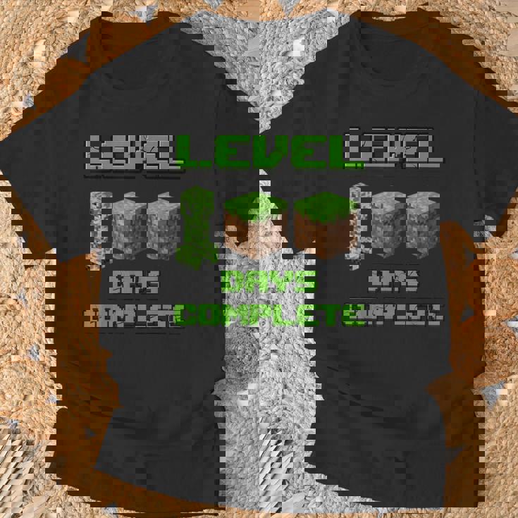 Level 100 Days Complete Gaming Pixel 100Th Days Of School T-Shirt Gifts for Old Men