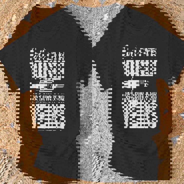 Neous Flattez Pas Je Regardaisoseines Infirmières Aux Urgences T-Shirt Cadeaux pour les vieillards