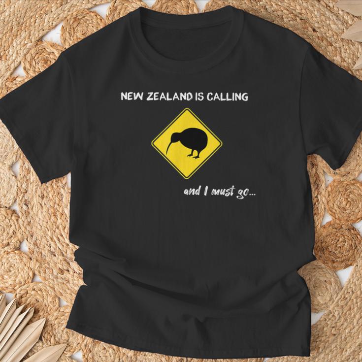 New Zealand Is Calling New Zealand Kiwi Backpacker T-Shirt Geschenke für alte Männer