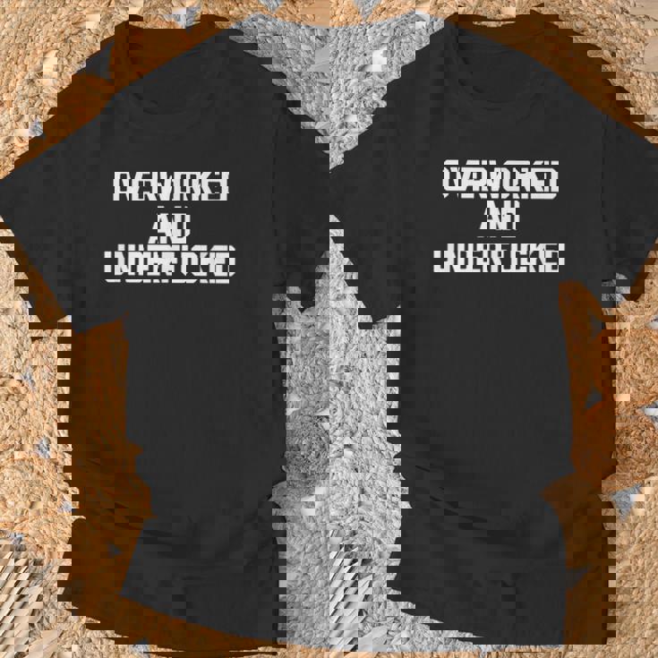 Overworked & Underfucked Lustig Spruch Sarkastische Arbeit T-Shirt Geschenke für alte Männer