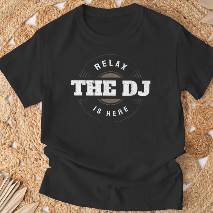 Relax The Dj Is Here Musique Dj T-Shirt Cadeaux pour les vieillards