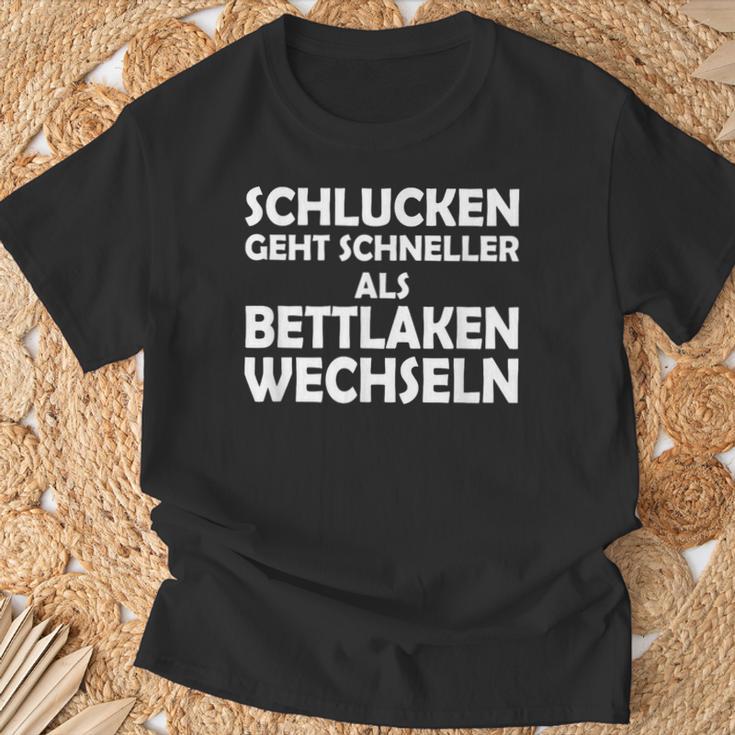 Swallowing Goes Faster Than Changing Bed Sheets S T-Shirt Geschenke für alte Männer