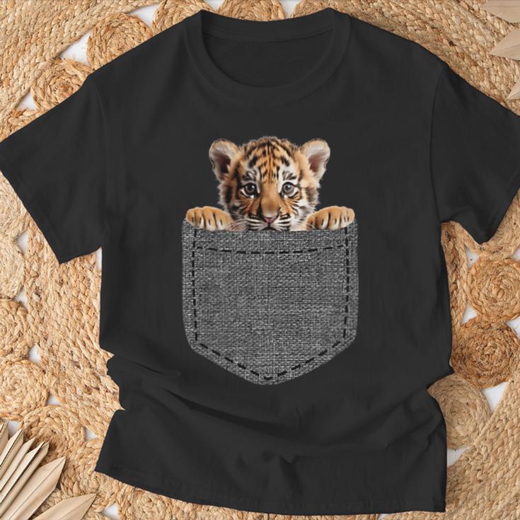 Tiger In Chest Pocket T-Shirt Geschenke für alte Männer