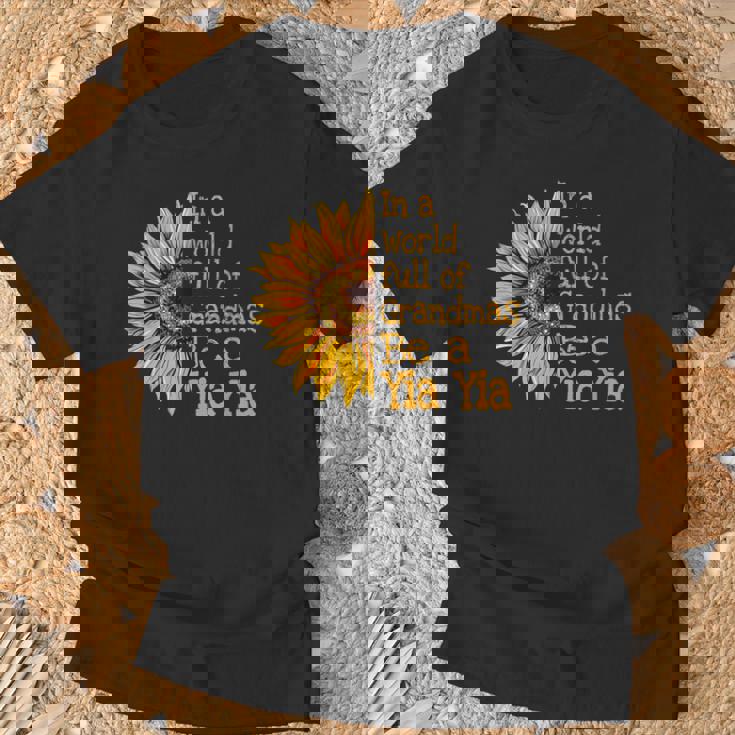 In A World Of Grandmas Be A Yia Yia Greece Greek Grandma T-Shirt Gifts for Old Men In A World Of Grandmas Be A Yia Yia Greece Greek Grandma T-Shirt Gifts for Old Men