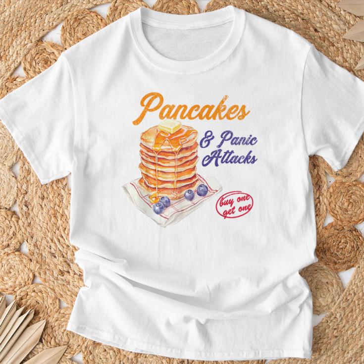 Graphic With Pancakes And Panic Attacks For Girls And Women T-Shirt Geschenke für alte Männer