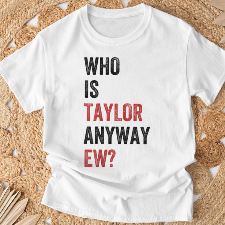 Who Is Taylor Ew Girl Taylor First Name Groovy 80'S T-Shirt Geschenke für alte Männer